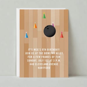 Invitación para fiesta de cumpleaños infantil: Bosque, bolos, sombreros de fiesta, bola de bolos, morado. Plantilla personalizable para publicación sin papel. Descarga instantánea.