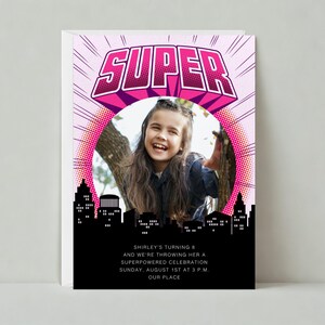 Convite para festa de aniversário infantil | Foto, Skyline, 8, 8º, Super, Rosa, Super-herói | Modelo personalizável de postagem sem papel | Download instantâneo