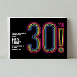 Könnte beinhalten: Eine schwarz-weiße Einladung mit einer regenbogenfarbenen Grafik zum 30. Geburtstag. Der Text lautet "Macht die Stadt rot mit Janie Crawford für ihren Dirty Thirty. Freitag, 19. September um 22:00 Uhr. Herb's Jazz Club."