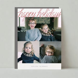 Puede incluir: Una tarjeta navideña con borde gris presenta cuatro fotos de niños. La parte superior de la tarjeta tiene las palabras "happy holidays" en escritura roja. La parte inferior de la tarjeta dice "with love, the erdahls."