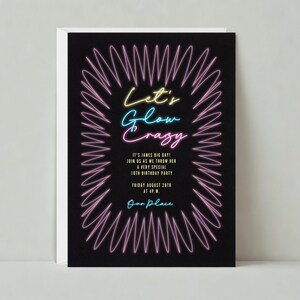 Könnte beinhalten: Eine Neon-Schilder-Einladung zu einer 10. Geburtstagsfeier. Das Schild sagt "Let's Glow Crazy" in pink, gelb und blauem Neon. Die Einladung enthält das Datum und die Uhrzeit der Party, "Freitag, 28. August um 19:00 Uhr" und den Ort, "Our Place".