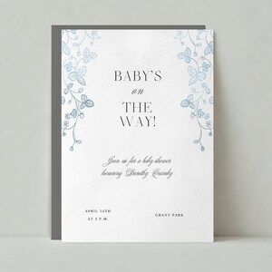 Paperless Post Anpassbare Babypartyeinladungsvorlage | Klassisch und Elegant | Erdbeere, Grün, Blätter, Blau | Sofort Download