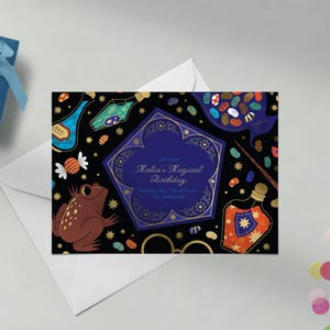 Peut inclure: Une invitation d'anniversaire noire et bleue avec une bordure dorée. L'invitation présente un thème magique avec des illustrations de potions, une grenouille et un blason de style Poudlard. Le texte indique "Rejoignez-nous pour l'anniversaire magique de Malia, dimanche 11 juillet à 15h, Notre jardin."