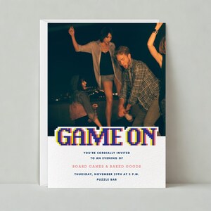 Uitnodiging voor game-avondfeest | Games, pret, foto, korrelig, geel, paars, roze | Aanpasbare sjabloon voor papierloze post | Direct downloaden