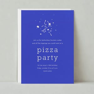 Może przedstawiać: Niebieska karta zaproszenia z białym tekstem i ilustracjami gwiazd. Na karcie widnieje napis "pizza party" i zawiera szczegóły dotyczące uroczystości urodzinowej, w tym datę, godzinę i miejsce.