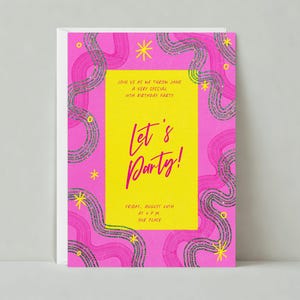 Könnte beinhalten: Rosa-gelbe Partyeinladung mit wellenförmigem Design und Glitzer. Der Text lautet "Schließt euch uns an, wenn wir Jane eine ganz besondere 18. Geburtstagsparty schmeißen. Lasst uns feiern! Freitag, 28. August um 18 Uhr. Bei uns."