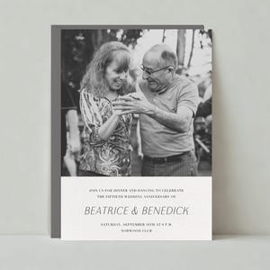 Invitación de aniversario con foto, sencilla, básica, blanca, moderna, sin papel, personalizable, descarga instantánea.