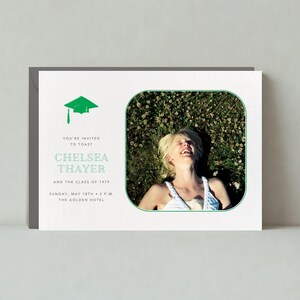 Invitación para fiesta de graduación con foto, verde, clara, sencilla, limpia, blanca, plantilla personalizable sin papel, descarga instantánea.