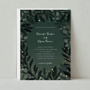 Invitación de boda ilustrativa con temática campestre, nocturna y de arbustos forestales. Plantilla personalizable para publicación sin papel. Descarga instantánea.