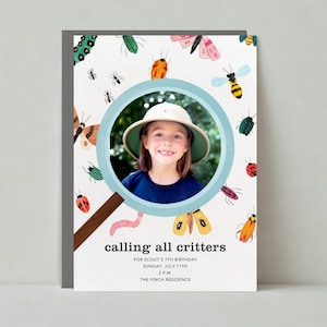 Puede incluir: Una invitación de cumpleaños con una lupa y una foto de un niño. La invitación está decorada con insectos coloridos y el texto "calling all critters" para el 7º cumpleaños de Scout el domingo 11 de julio a las 2 p.m. en The Finch Residence.