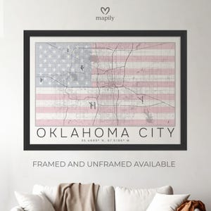 Puede incluir: Impresión enmarcada del mapa de Oklahoma City, con un diseño estilizado de la bandera estadounidense en rosa y gris. El nombre y las coordenadas de la ciudad se muestran debajo. El texto "FRAMED AND UNFRAMED AVAILABLE" está en la parte inferior.