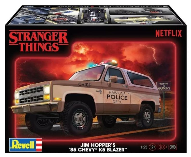 Pode incluir: Um kit de maquete de um Chevrolet K5 Blazer marrom de 1985 com teto branco e a inscri&ccedil;&atilde;o "Hawkins Police Dept." impressa no lado. O kit &eacute; da s&eacute;rie da Netflix Stranger Things e apresenta o ve&iacute;culo de Jim Hopper.
