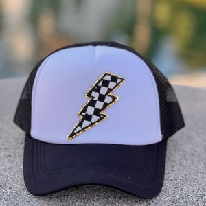 Karierter Lightening Bolt Hut, Lightening Bolt Trucker Hut, Karierter Aufkleber Hut, Checkered Flagge Trucker Hut, Off-Road Trucker Hut