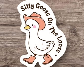 Puede incluir: Un ganso blanco con un sombrero de vaquero rosa y botas. El ganso está caminando y el texto "Silly Goose On The Loose" está escrito a su alrededor.