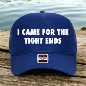 Könnte beinhalten: Marineblaue Trucker-Cap mit dem weißen Text "I CAME FOR THE TIGHT ENDS". Die Kappe hat eine Mesh-Rückseite und einen gebogenen Schirm. Außerdem gibt es einen Otto Trucker-Aufnäher.