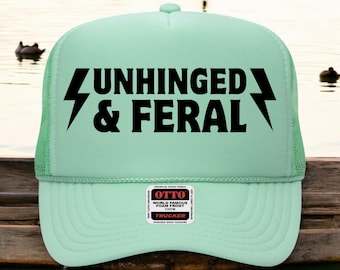 Czapka truckerka Unhinged & Feral, czapka z ery Wild Girl, zabawna czapka truckerka dla kobiet, prezent na wieczór panieński, czapka z humorem dla dorosłych, spersonalizowana czapka truckerka