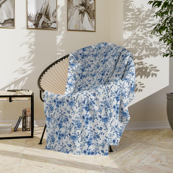 Blue and White Toile De Jouy Blanket, French Toile Blanket, Cadeau parfait maman, cadeau femme, French-inspired, Grandma Blanket, Toile