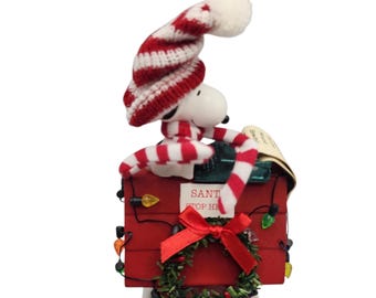 Statuetta natalizia di Snoopy dei Peanuts, nuova di zecca, della linea Literary ACE Clothtique, DEPT 56.