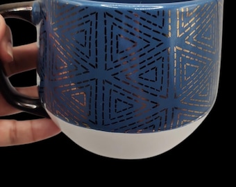Tazza da caffè in gres bianco e blu con forme geometriche dorate Threshold, tazza da tè, 20 oz