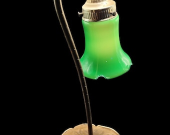 Lampada da tavolo vintage a forma di ninfea con globo in vetro smeraldo ondulato, alta 36 cm.