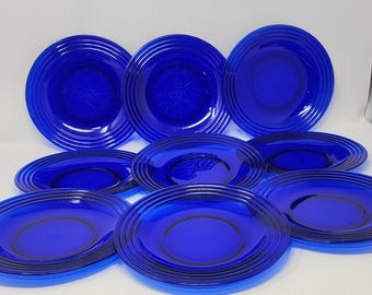 Platos de ensalada de vidrio azul cobalto acanalado Bormioli Rocco Forum 9 Saphir de 8 1/8"