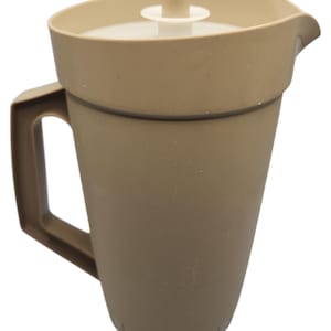 Può includere: Una brocca di plastica beige con coperchio e manico abbinati. La brocca ha un beccuccio per versare e un corpo cilindrico. Il coperchio è bianco e beige e il manico è rettangolare. La brocca è progettata per servire bevande.