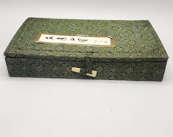 Ensemble d'écriture de calligraphie chinoise asiatique vintage dans un kit de dessin en soie verte