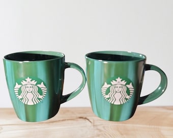 Ein Set mit 2 Starbucks Grün Gestreifte Kaffeetassen Tassen 12 fl oz 2022