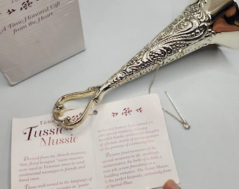 Porta ramo de flores Tussie Mussie victoriano vintage con placa de plata ornamentada, nuevo en caja