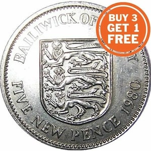 Puede incluir: Una moneda de plata con las palabras "Bailiwick of Five New Pence 1980" alrededor del borde. El centro de la moneda presenta un escudo de armas con un león y un dragón.