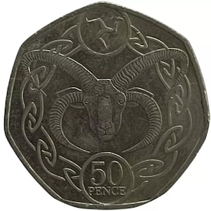 Op de afbeelding: Een zilveren 50 pence-munt van het eiland Man met een rammenkop met gekrulde hoorns en een Keltisch knoopontwerp. De munt heeft ook het Manx triskelion-symbool.
