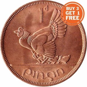 Puede incluir: Una moneda irlandesa de 1 penique de cobre con un diseño de una gallina y pollitos. La moneda tiene la inscripción "Píosaí" y el año "1971" en el reverso.