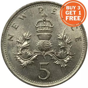 Puede incluir: Una moneda británica de cinco peniques de plata con un diseño de cardo y las palabras "NEW PENCE" alrededor del borde.