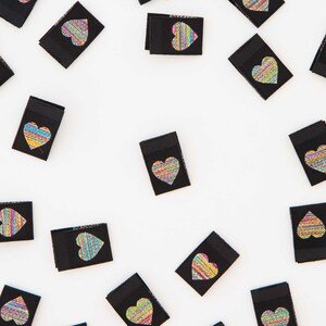 Sarah Hearts - geweven innaaibare labels - metallic regenbooghart (8 stuks)