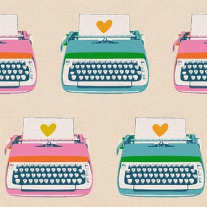 Puede incluir: Patrón repetido de máquinas de escribir vintage rosas y turquesas, cada una con una hoja de papel con un corazón amarillo. Las máquinas de escribir tienen teclas blancas y detalles en naranja, sobre un fondo beige.