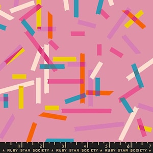 Puede incluir: Tela rosa con un patrón repetitivo de tiras de cinta adhesiva coloridas en tonos de rosa, naranja, amarillo, azul y blanco. El texto "RUBY STAR SOCIETY" está impreso en la parte inferior.