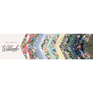 K&ouml;nnte beinhalten: Eine Sammlung von 12 gemusterten Stoffquadraten in verschiedenen Farben und Designs, darunter florale, geometrische und abstrakte Muster. Die Stoffquadrate sind in einem Chevron-Muster angeordnet, mit dem Text "Rifle Paper Co. Wildwood" oben.