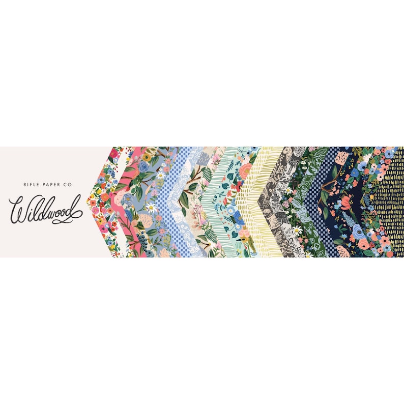 K&ouml;nnte beinhalten: Eine Sammlung von 12 gemusterten Stoffquadraten in verschiedenen Farben und Designs, darunter florale, geometrische und abstrakte Muster. Die Stoffquadrate sind in einem Chevron-Muster angeordnet, mit dem Text "Rifle Paper Co. Wildwood" oben.