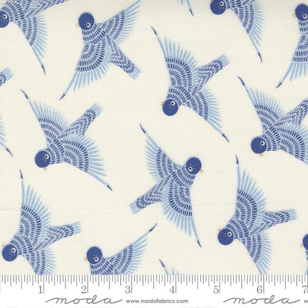 Moda Fabrics - Chant d'oiseau par Gingiber - Oiseaux en vol chez Bluebird - 3/4 de mètre