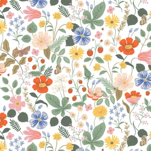 Op de afbeelding: Een naadloos patroon met een verscheidenheid aan kleurrijke bloemen, waaronder rode, gele, roze en blauwe bloemen, samen met groene bladeren, aardbeien en vlinders, tegen een witte achtergrond. Het ontwerp is gedetailleerd en levendig.