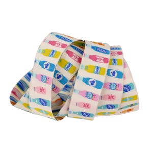 Op de afbeelding: Een rol wit lint met een kleurrijk patroon van bedrukte frisdrankflessen. De flessen hebben verschillende smaken, waaronder "Fizz!e", "Scoop", "Lemon" en "Fresh".