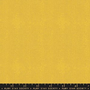 Könnte beinhalten: Ein einfarbiger gelber Stoff mit einem dezenten, strukturierten Muster. Der Stoff ist einfarbig mit einem leichten Glanz.