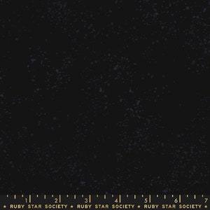 以下が含まれることがあります： 黒地に青い斑点模様の布。布は微妙な質感で、ほとんど黒に近い暗い背景。青い斑点は布全体にランダムに分布している。