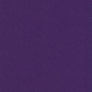 Op de afbeelding: Een effen paarse stofstaal. De stof heeft een subtiele textuur.