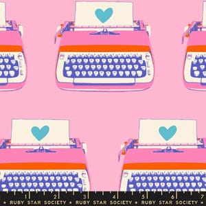 Puede incluir: Tela rosa con un patrón repetido de máquinas de escribir antiguas. Cada máquina de escribir tiene un teclado azul, detalles en naranja y un papel con un corazón azul. El fondo es de color rosa liso. El texto "RUBY STAR SOCIETY" está en la parte inferior.