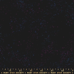 Può includere: Tessuto nero con un motivo sparso di piccoli punti blu e rosa. Il tessuto ha una leggera lucentezza e una texture morbida. Il testo "RUBY STAR SOCIETY" è stampato in oro nella parte inferiore del tessuto.