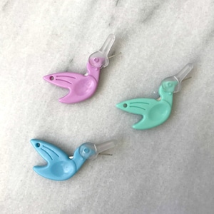 Le Needle Bird - Hummingbird Needle Threader with Cutter