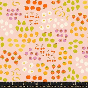 Könnte beinhalten: Ein rosa Stoff mit einem sich wiederholenden Muster aus verschiedenen Früchten und Eiern. Das Design umfasst Orangen, Äpfel, Erdbeeren, Bananen, Kirschen, Blaubeeren, Birnen, Zitronen und Spiegeleier. Der Text "RUBY STAR SOCIETY" befindet sich unten.