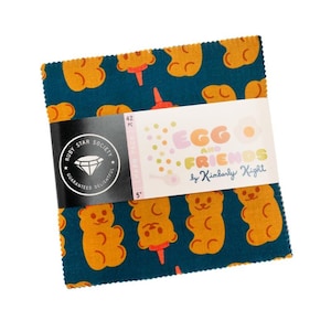 Puede incluir: Un conjunto de cuadrados de tela con un fondo verde azulado y un patrón repetido de ositos de goma y huevos fritos naranjas. La etiqueta dice "EGG AND FRIENDS by Kimberly Kight" y "Charm Pack de 5 pulgadas". También es visible el logotipo de Ruby Star Society.