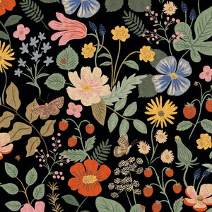Peut inclure: Un fond noir avec un motif répétitif de fleurs colorées, de papillons et de baies. Les fleurs sont dans des tons de rose, rouge, jaune et bleu. Les papillons sont bruns et orange. Les baies sont rouges.